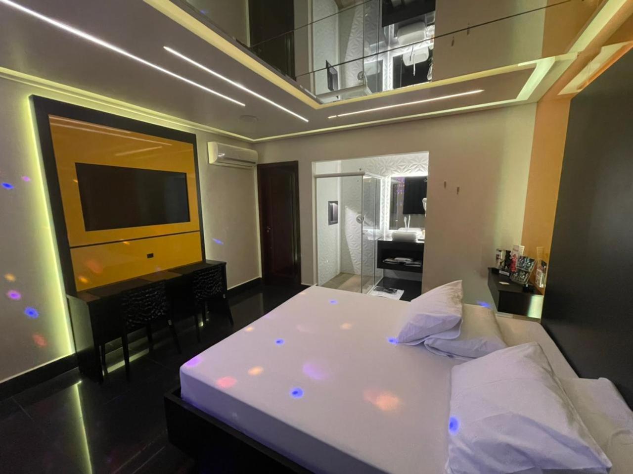Eros Motel กูยาบา ภายนอก รูปภาพ